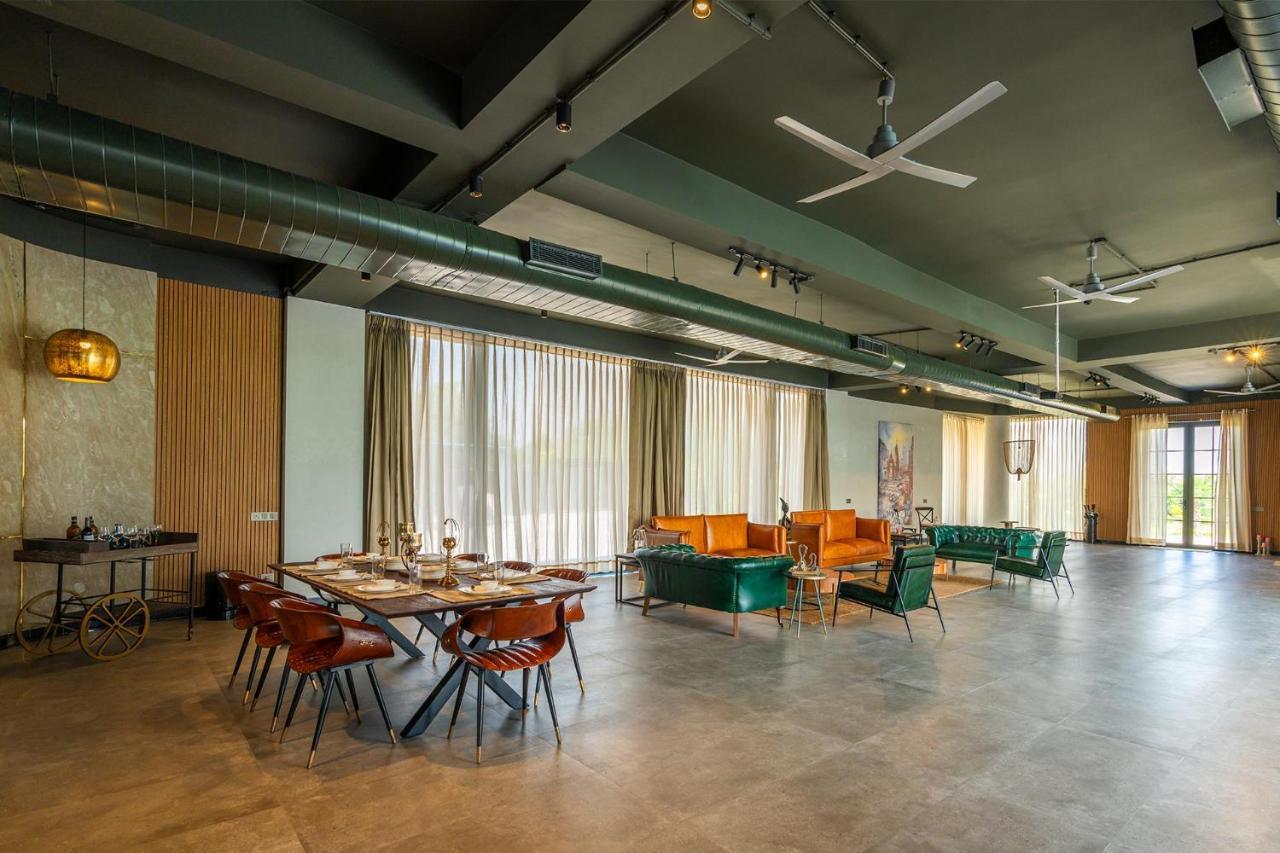 Villa Stayvista's Anantam - Luxury 4br With Huge Swimming Pool In Delhi *