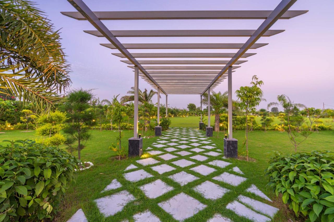 Villa Stayvista's Anantam - Luxury 4br With Huge Swimming Pool In Delhi New Delhi