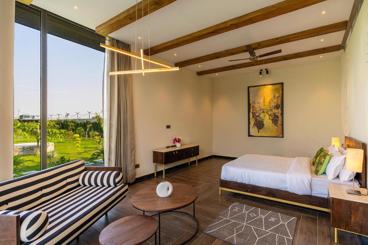 Stayvista's Anantam - Luxury 4br With Huge Swimming Pool In Delhi Villa