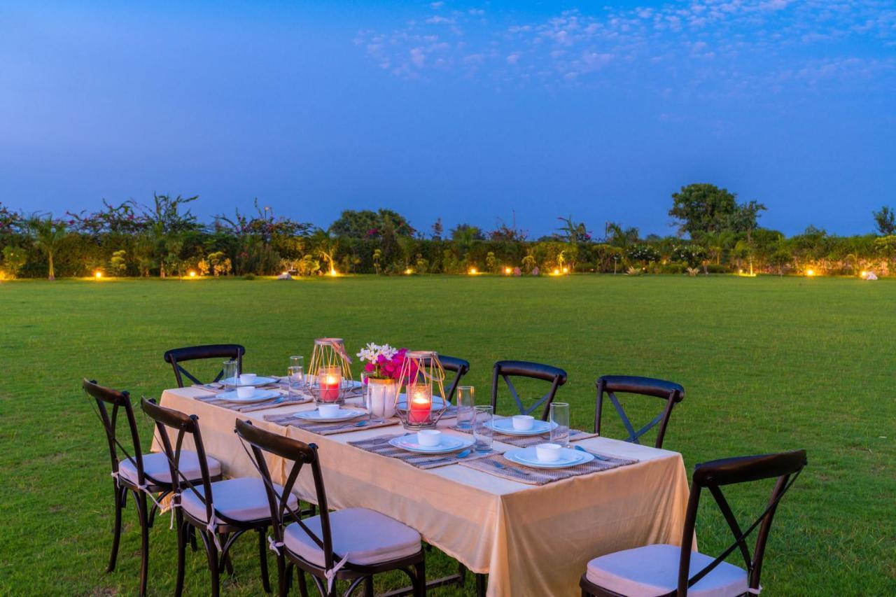 Stayvista's Anantam - Luxury 4br With Huge Swimming Pool In Delhi Villa New Delhi